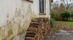 Bois de chauffage : cette erreur courante abîme votre façade et votre assurance ne paiera rien