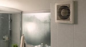 Buée qui ne disparaît jamais : ce test de 30 secondes sur votre VMC révèle la vraie cause et évite les moisissures
