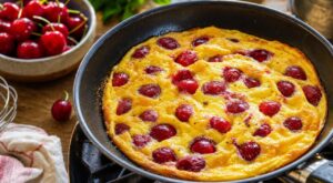 Canicule : ce dessert minute aux cerises à la poêle fait oublier le clafoutis sans chauffer la cuisine