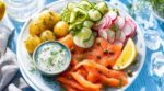 Canicule : cette assiette nordique au saumon fumé, sans four et prête en 20 min, a remplacé toutes mes salades d’été