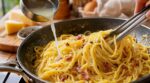 Carbonara : arrêtez la crème, ce geste des chefs romains avec cette eau que vous jetez toujours change tout
