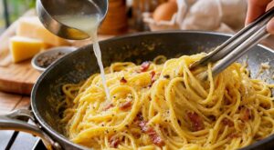Carbonara : arrêtez la crème, ce geste des chefs romains avec cette eau que vous jetez toujours change tout