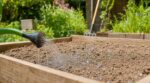Carré potager : cette erreur avec le terreau en sac bloque l’eau et peut condamner toutes vos récoltes
