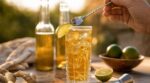 Ce cocktail au rhum ambré prêt en 2 minutes change l’apéro d’été, mais un geste interdit peut tout gâcher