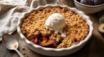 Ce crumble aux prunes servi tiède avec glace vanille cache une astuce simple qui fait racler le plat à vos invités