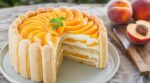 Ce dessert aux pêches sans cuisson remplace la charlotte aux fraises : cette erreur avec les biscuits le fait s&rsquo;écrouler