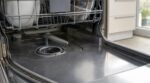 Ce détail caché de votre lave-vaisselle que vous oubliez de nettoyer explique l&rsquo;odeur d&rsquo;égout même vide