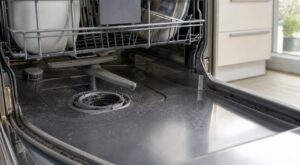 Ce détail caché de votre lave-vaisselle que vous oubliez de nettoyer explique l&rsquo;odeur d&rsquo;égout même vide