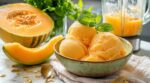 Ce fruit trop mûr que vous jetez d’habitude devient le dessert glacé le plus crémeux de la fin de l’été