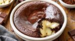 Ce gâteau au chocolat cache un cœur blanc ultra coulant : la technique facile (et l’erreur de cuisson à éviter)