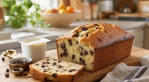 Ce gâteau aux pépites au pot de yaourt m’a fait ranger ma balance : 2 gestes suffisent pour le réussir à chaque fois