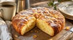 Ce gâteau du dimanche façon croissant aux amandes embaume la maison et reste ultra moelleux grâce à ce geste