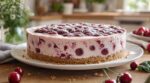 Ce gâteau glacé aux cerises sans four a fait croire à mes invités qu’il venait du pâtissier : ne ratez pas ces 3 détails