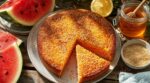Ce gâteau grec sans beurre ni œufs bluffe vos invités cet été : personne ne devine ce fruit d&rsquo;été caché dans la pâte