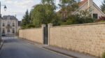 Ce mur de clôture de 2 m le long de la route : cette erreur avec la mairie peut vous coûter la démolition et bien plus