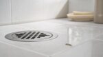 Ce petit insecte argenté dans la salle de bains n’est pas sale : ce qu’il révèle sur l’humidité cachée chez vous
