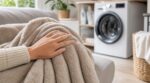 Ce test de la paume en 3 secondes sur votre plaid polaire révèle s&rsquo;il est déjà fichu ou encore sauvable