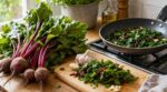 Ces feuilles de ce légume racine que les Français jettent encore : les maraîchers en font un plat complet en 5 minutes