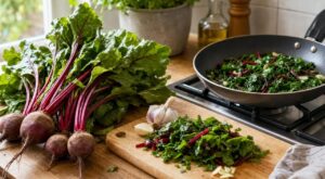 Ces feuilles de ce légume racine que les Français jettent encore : les maraîchers en font un plat complet en 5 minutes