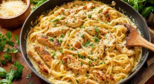 Ces pâtes au poulet en 18 min battent votre livreur : la sauce crémeuse aux herbes qui sauve tous vos soirs