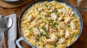 « C’est meilleur que les lasagnes » : ce plat de pâtes au poulet crémeuses sauve tous mes soirs de flemme