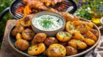 Cette crème froide aux herbes a mis K.-O. mes pommes de terre au barbecue (et personne ne s&rsquo;y attendait)