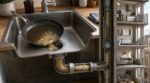 Cette erreur avec la graisse de cuisson dans l’évier peut inonder un voisin et vous coûter jusqu’à 600 €
