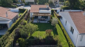 Cette erreur avec votre pergola au fond du jardin peut faire sonner la mairie chez vous en quelques mois