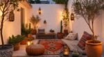 Cette petite cour de 10 m² se transforme en refuge d’été grâce à une astuce venue des patios marocains à 300 €