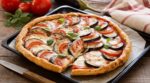 Cette tarte aubergine-tomate au fromage qui fond sauve mes soirs sans idée (si vous évitez ce geste qui la ruine)