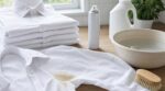 Chemises blanches jaunies : cette erreur sous vos bras rend la Javel inutile et aggrave encore les auréoles
