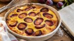 Clafoutis aux prunes : ce secret du carnet de ma grand-mère évite la pâte détrempée et fait l’unanimité à table