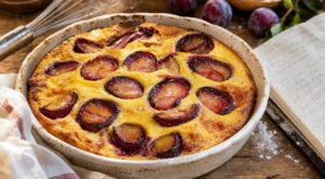 Clafoutis aux prunes : ce secret du carnet de ma grand-mère évite la pâte détrempée et fait l’unanimité à table