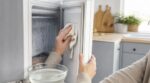 Congélateur qui regivre sans arrêt : ce geste sur le joint a stoppé la glace et fait chuter la facture d&rsquo;électricité