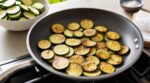 Courgettes qui détrempent à la poêle : ce geste avant cuisson évite la catastrophe et donne une croûte dorée