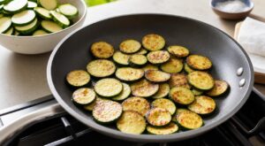 Courgettes qui détrempent à la poêle : ce geste avant cuisson évite la catastrophe et donne une croûte dorée