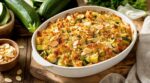 Crumble de courgettes : ce geste au four change tout, la version aux amandes dont tout le monde se ressert