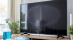 Écran TV : ce nettoyant pour vitres que tout le monde utilise détruit en silence ce que vous croyez protéger