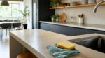 En cuisine, ce réflexe discret avec le plan de travail évite un stress massif à ceux qui passent après vous