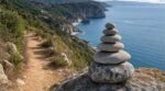 En rando ou à la plage, ce geste photo avec quelques pierres peut vous coûter jusqu&rsquo;à 150 000 € d&rsquo;amende