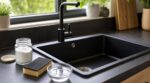 Évier noir qui vire au gris : les cuisinistes sortent cet ingrédient du placard pour lui rendre son noir profond