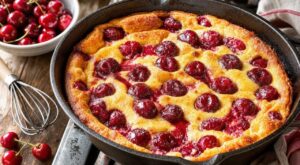 Fini le clafoutis qui bloque le four : ce dessert minute à la poêle sublime vos cerises en 3 minutes