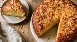 Fini le quatre-quarts : ce gâteau du goûter façon croissant aux amandes, sans pâte levée, disparaît en 2 jours