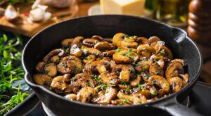 Fini les champignons qui nagent dans leur eau : cette astuce d’Etchebest les rend fermes, dorés et caramélisés