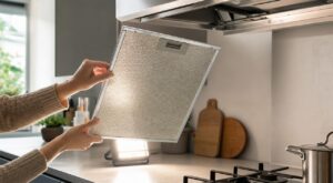 Hotte qui n&rsquo;aspire plus : ce test du filtre métallique, utilisé par les réparateurs, évite pannes et risque d&rsquo;incendie