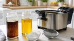 Huile de friture : ne faites plus cette erreur, ce geste avec une simple poudre la nettoie en 30 secondes