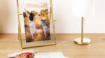 image-de-plusieurs-photos-sur-un-support-en-bois