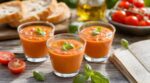 J’ai retrouvé cette mousse de tomate du cahier de ma mamie : sans gélatine, 5 minutes, elle a changé nos apéros d’été