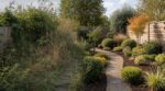 Jardin en friche : ce plan en 4 étapes le transforme vite… et vous évite feu, amende et voisins furieux