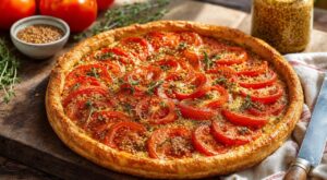 Je l’apporte à chaque repas de famille : cette tarte tomates-moutarde cache 2 gestes anti-pâte détrempée